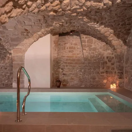 Отель Madeleine De Senlis 3*